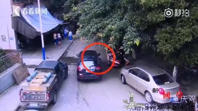 5岁男孩遭车碾压父亲就在一旁买菜竟还会出事_碾压-小孩-男孩-还会-