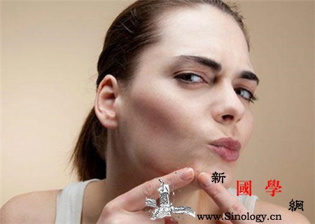 唇周边长痘是怎么回事_皮脂腺-皮脂-辛辣-堵塞-