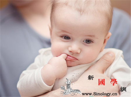 秋季小孩嘴唇周围红肿是怎么回事_皲裂-唇部-红肿-秋季-