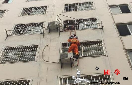 女孩跌落空调外机孩子被独自留在家中睡觉误把_枣阳市-枣阳-跌落-窗户-