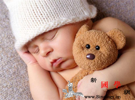 婴儿头睡偏了怎么办_米袋-俯卧-颧骨-睡姿-