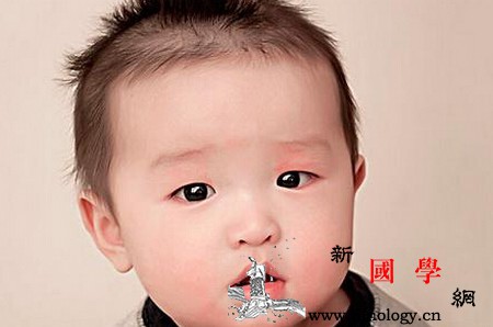 妈妈看看~宝宝眼屎多是上火吗？_眼屎-棉球-棉签-眼角-