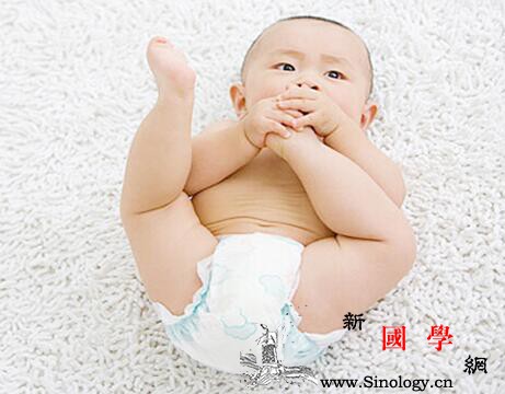 孩子哭闹肚脐突出怎么回事_胶布-肚脐-哭闹-纱布-