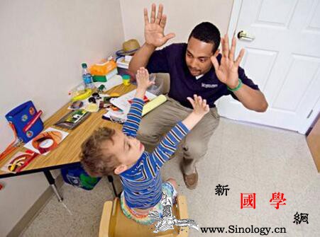 自闭症会和父母互动吗自闭症孩子会粘父母吗_互动-病症-轻微-父母- ()