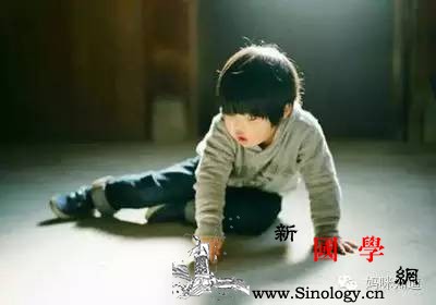 孩子摔跤立马抱起上手揉？你的一个举动可能对_血肿-冰袋-血管-受伤-