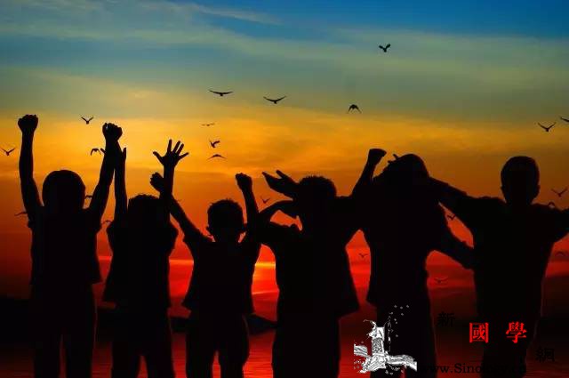 开学季：帮助孩子正确处理人际关系从这些方面_木头人-贴纸-孩子-课桌-