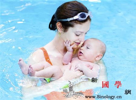 几个月宝宝可以游泳_浮力-几个月-个月-水中-