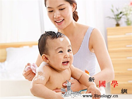 宝宝洗澡的时候耳朵进水怎么办_鼓膜-棉签-进水-洗头-