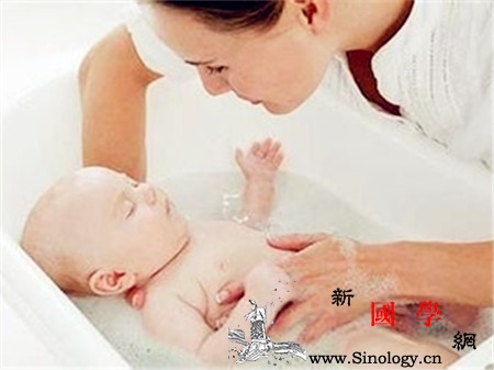 婴儿洗澡多久一次_肘部-婴儿-洗澡-温度-