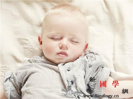 宝宝睡觉头上出汗多怎么回事区分生理性出汗和_头上-怎么回事-出汗-区分-