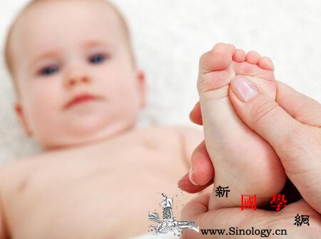 婴儿老是打嗝怎么办_平放-打嗝-脚底-后背-
