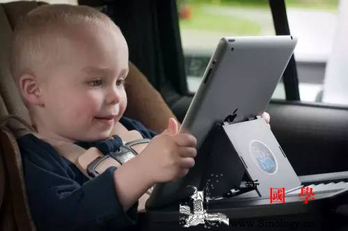 别用它哄孩子！18个月宝宝变近视元凶就是它！_视力-电子产品-家长-孩子-