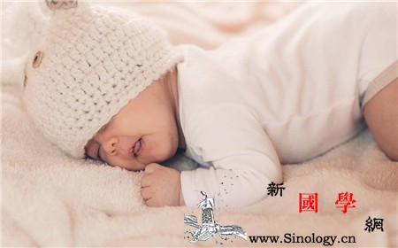 宝宝睡姿对长相有什么影响睡姿不对会变丑哦_耳轮-头型-颧骨-长时间-