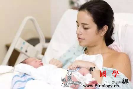 产后坐月子要注意这些绝对不能忽视！_坐月子-阴部-喂奶-腰部-