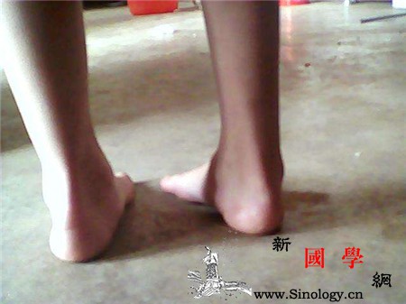儿童足内翻的家庭疗法_趾骨-跟腱-牵拉-脚跟-
