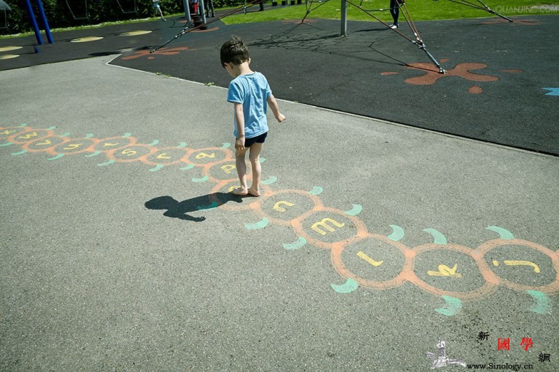 美国幼儿园花1年让孩子学26个字母？这很科学_几个-音节-单词-字母-