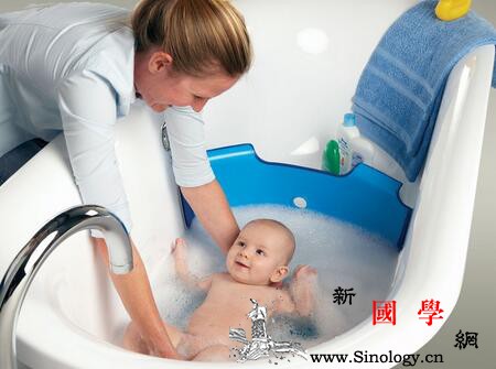 宝宝冬天不爱洗澡是什么原因_戏水-水温-洗澡-冬天-