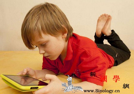 过度玩电子产品导致眼睛受到伤害你还在放任孩_斜视-电子产品-眼睛-孩子-