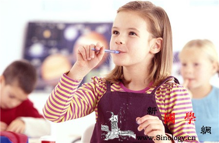 十二月份宝宝上幼儿园穿什么衣服合适_马甲-穿衣-围巾-幼儿园-