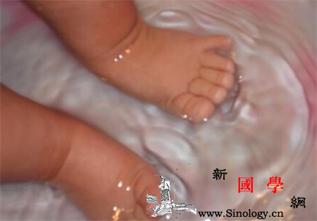 宝宝发烧用盐水泡脚吗_碳水化合物-米汤-盐水-流向-