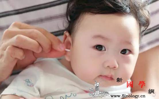 宝妈分享|妈妈的1个习惯性动作会损害宝宝听_耳屎-妈妈-宝宝-平躺-