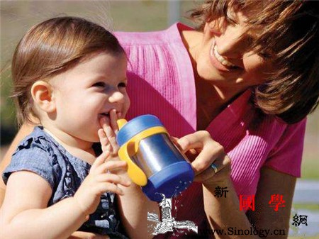 宝宝多大可以用吸管杯吸管杯使用注意事项_独立自主-奶瓶-吸管-个月-