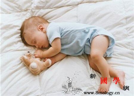 宝宝脑袋睡偏了怎么办纠正睡姿很必要_睡姿-纠正-时常-脑袋-
