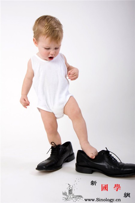 宝宝穿鞋老掉怎么办解决一天到晚给宝宝穿鞋的_鞋子-穿鞋-烦恼-宝宝-