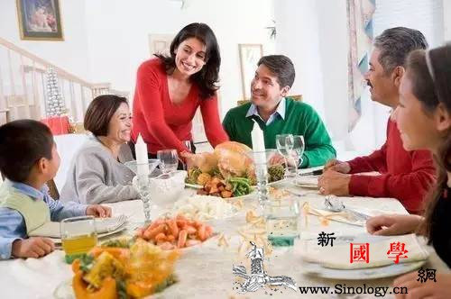 这些餐桌上的教养将决定孩子日后的成功程度_教养-品格-餐桌-父母-