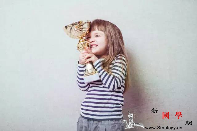 孩子喜欢竞争怎么了？尽量去赢有错吗？_长颈鹿-奖状-孩子们-女儿-
