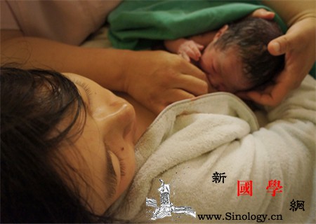 产后喂奶早的好处有什么这些好处你肯定不知道_胆红素-初乳-喂奶-母乳-