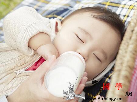 宝宝边吃奶边睡觉是什么原因_喂奶-边吃-吃奶-睡眠-