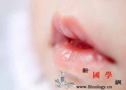 小孩嘴唇上长泡是怎么回事_绿豆汤-起泡-解毒-上火-