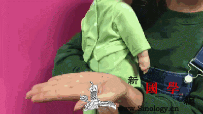 喂完奶后这个步骤月嫂千万不能省略_纱布-排出-腿上-空气-