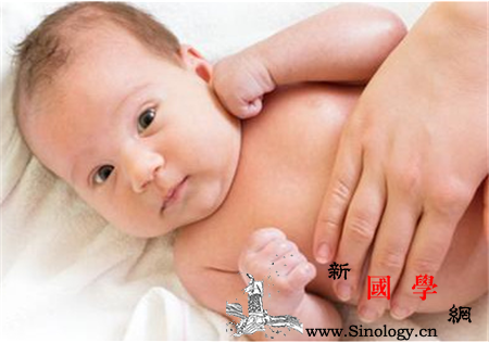 一个月婴儿抚触手法图新生儿抚触要注意力度_触手-滑动-拇指-婴儿-
