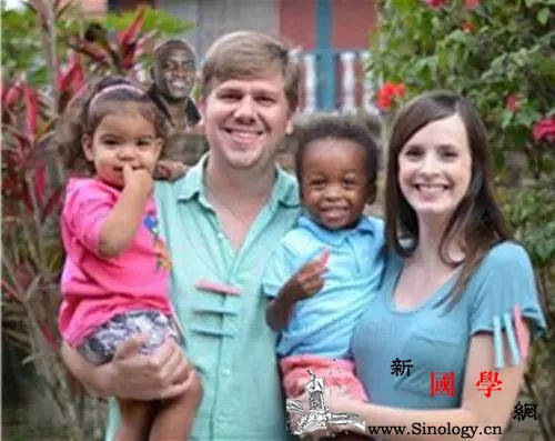 夫妻双方皮肤白皙能生出一个黑皮肤宝宝吗？_白人-遗传-眼球-皮肤-遗传优生