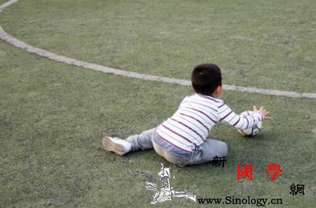 忧郁型孩子该如何教养？_疏导-忧郁-情绪-父母-