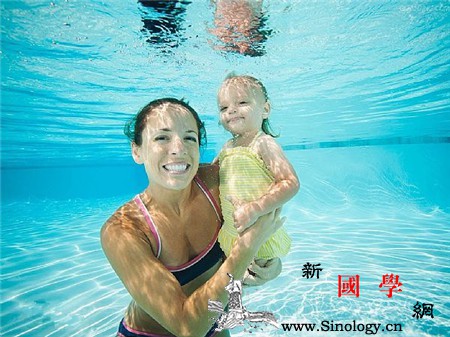 亲子游泳的好处有哪些你了解多少呢？_哭闹-亲子-肌肤-游泳-