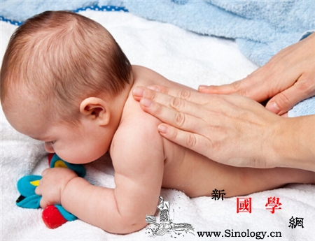 婴儿多大可以做抚触婴儿脐痂脱落即可进行抚触_肚脐-抚摩-脱落-婴儿-