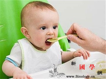 宝宝吃辅食干呕是怎么回事吃几口就干呕怎么办_颗粒状-鼻咽-呕吐-刺激-