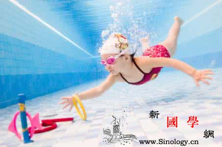 孩子学游泳的最佳年龄_泳帽-屏气-游泳-年龄-