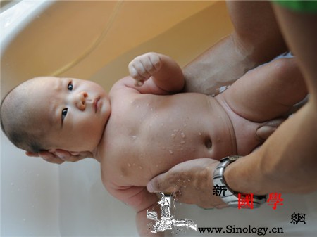 如何预防宝宝淹脖子淹脖子要找对原因才好对症_脖子-宝宝-棉签-褶皱-
