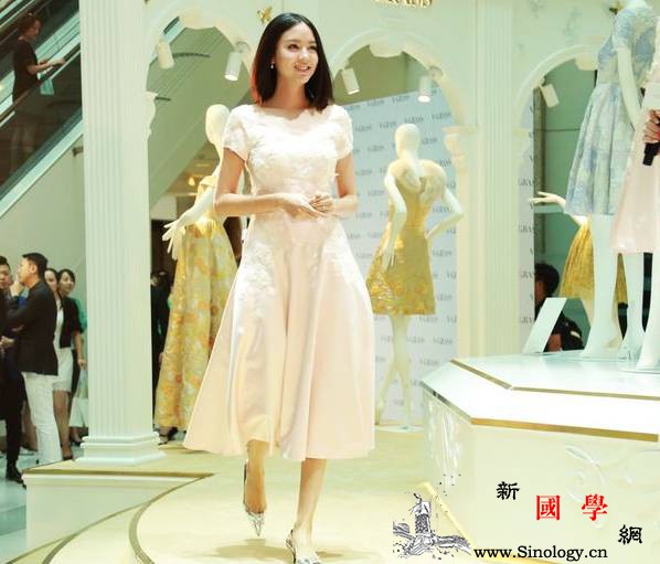 产后催乳的重要性！居然可以变超模身材！_吸吮-母乳喂养-妈妈-宝宝-