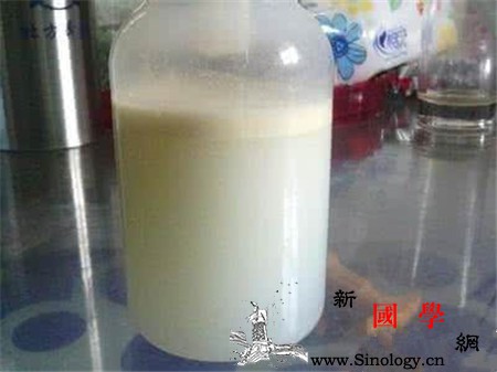母乳解冻后有白色渣渣是怎么回事还能继续给宝_母乳-解冻-奶瓶-分层-