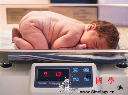 新生儿月子里长几斤新生儿体重增长标准_月子-测量-婴儿-几斤-