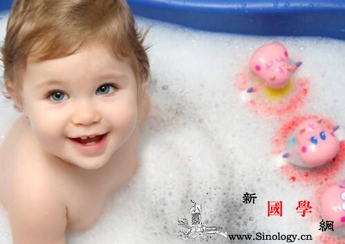 宝宝夏季洗澡有哪些需要注意的_痱子粉-水温-需要注意-夏季-