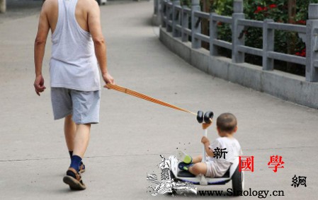 孩子晚一年上学好不好_会让-上学-孩子-学习-