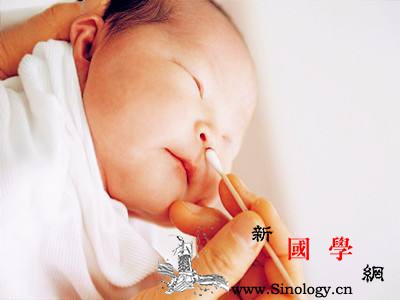 婴儿鼻塞的缓解方法小宝宝鼻塞怎么缓解让鼻子_棉签-鼻塞-通气-缓解-