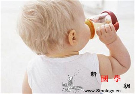 宝宝喝奶粉要怎么喂水奶粉喂养的宝宝喝水要把_矿物质-喂养-奶粉-分量-