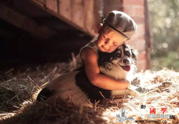 每天跟孩子“肌肤相亲”真的很重要！_绒布-抚摸-婴儿-妈妈-